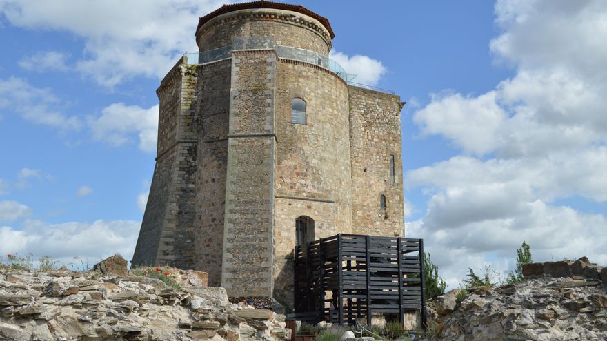 Una bandera española de 120 metros cuadrados presidirá el castillo de Alba de Tormes a exigencia de Vox