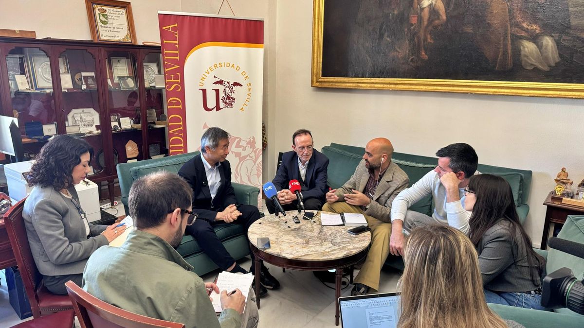 El profesor Kajita durante el encuentro con la prensa en la Universidad de Sevilla
