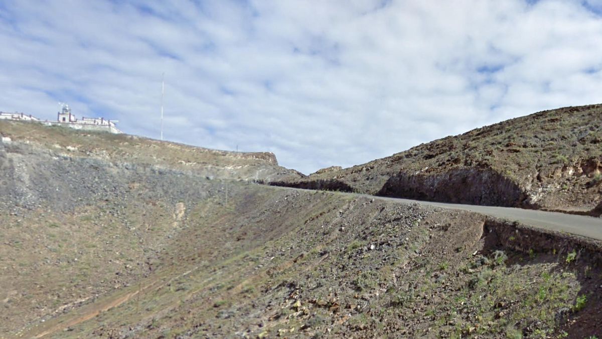 Carretera de acceso al Faro de la Entallada.
