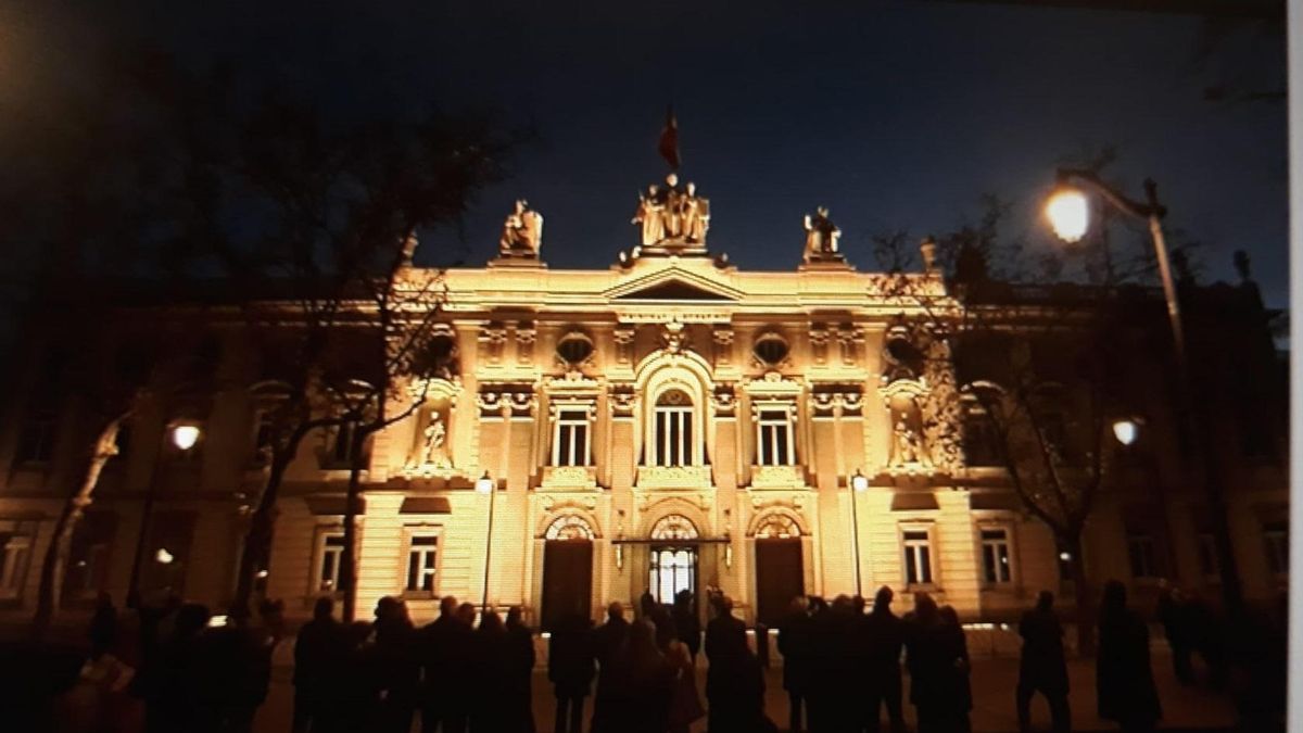 Fachada del Tribunal Supremo iluminada.