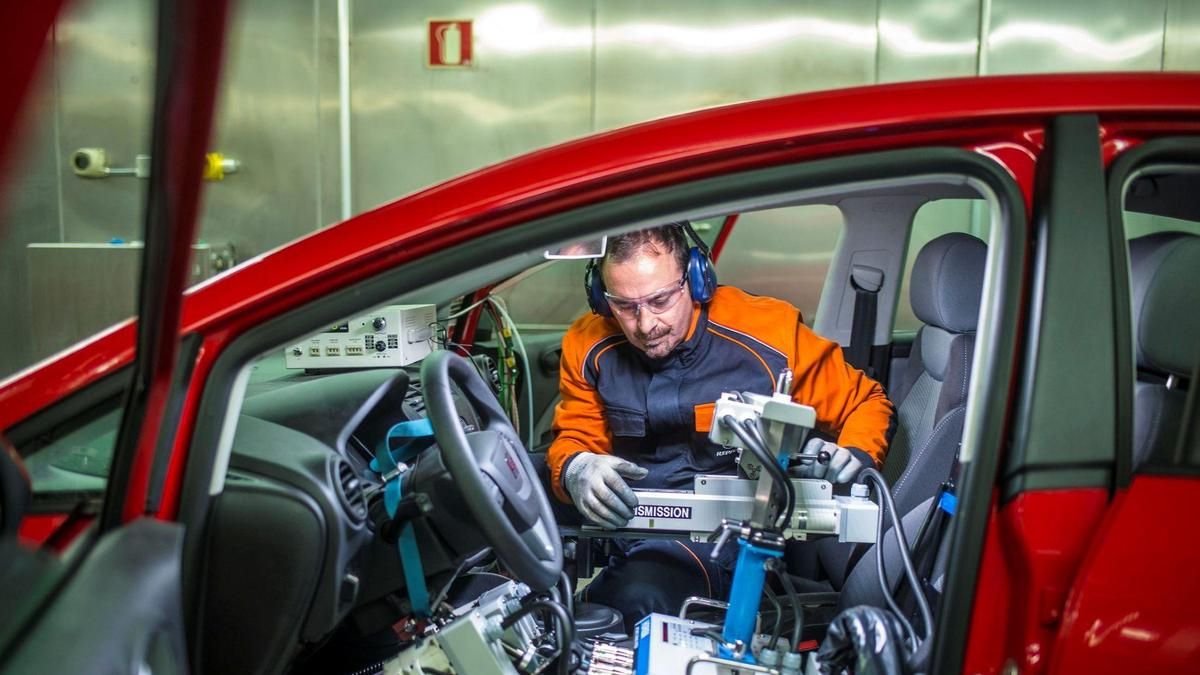 Coches de gasolina con un 70% menos de emisiones: el reto de Repsol, Toyota, BMW y Bosch