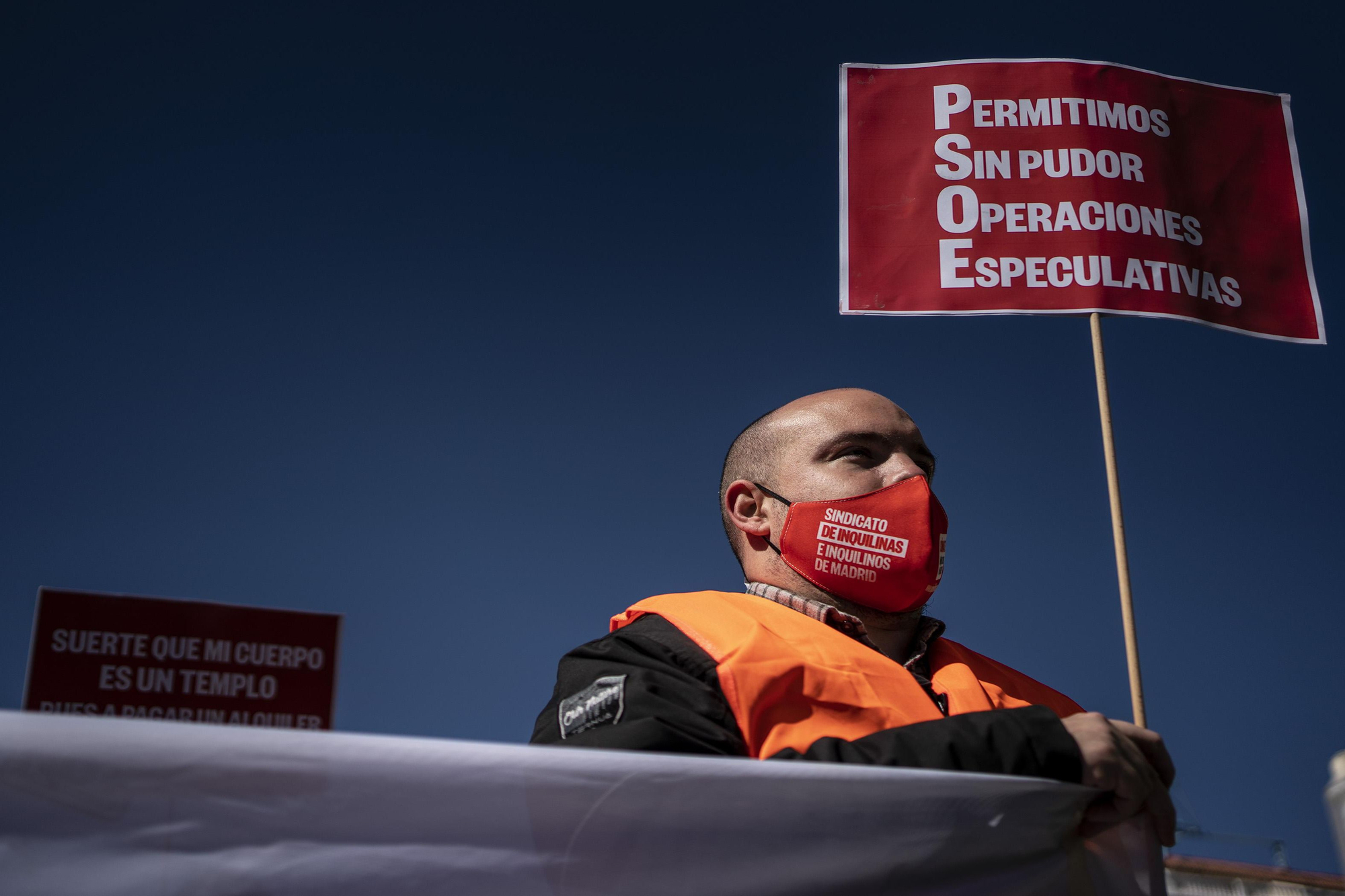 Algunas pancartas hacían referencia a la polémica propuesta del PSOE de establecer una serie de bonificaciones para aquellos propietarios que reduzcan un 10% los precios respecto a contratos anteriores.