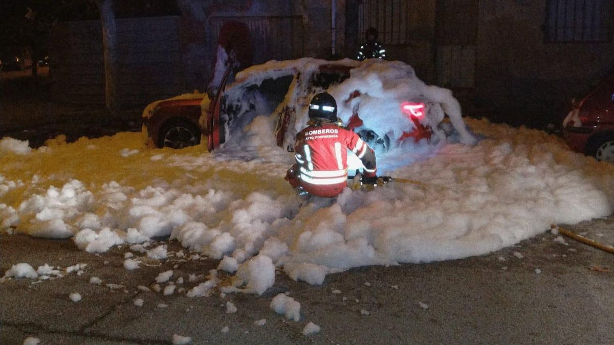 Un coche microhíbrido arde de madrugada en Ponferrada y sus baterías complican la labor de los bomberos