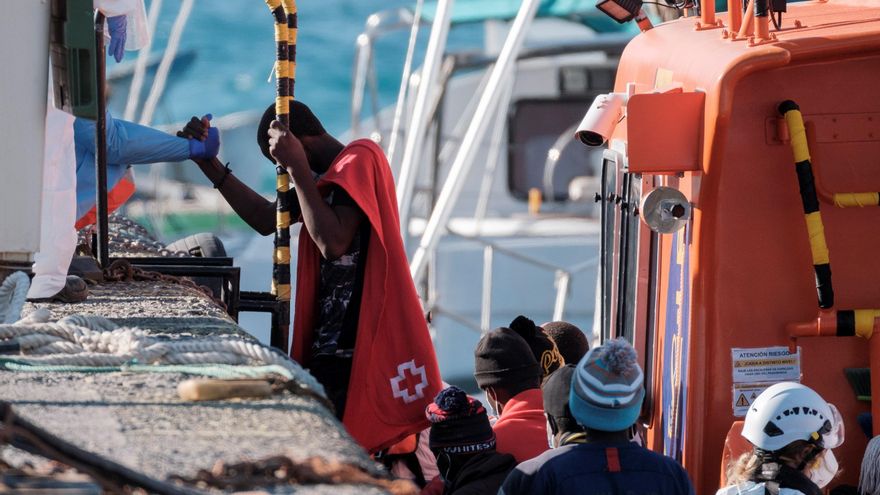 Rescatada una patera con 17 cadáveres y solo tres supervivientes a bordo al sur de El Hierro