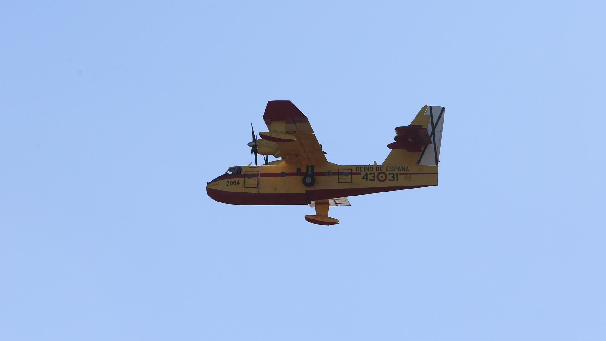 El hidroavión actúa sobre el incendio de Telde.