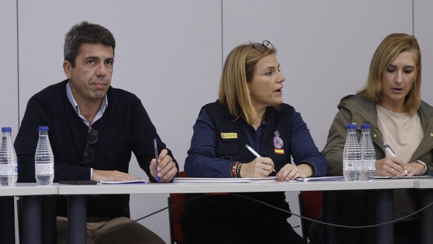 El presidente de la Generalitat Valenciana, Carlos Mazón (2i); la delegada del Gobierno en la Comunitat Valenciana, Pilar Bernabé (2d), y la consellera Salomé Pradas (1d), durante la reunión del centro de Coordinación Emergencias, este domingo en Valencia. EFE/ Kai Forsterling