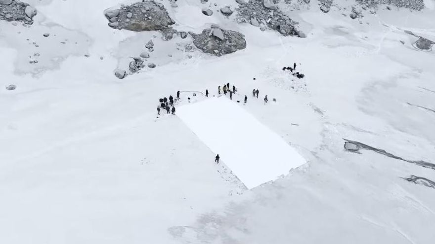 Tapar glaciares con mantas gigantes, la iniciativa que China puso en marcha en 2019 y que hoy divide opiniones sobre su eficacia