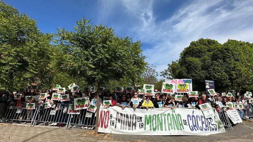 Integrantes y simpatizantes de la Plataforma No a la Mina aprovechan la visita de Sánchez para hacerse oír 