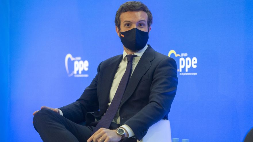 El presidente del PP, Pablo Casado, mira a la cámara durante la clausura el acto 'Europa: retos de la nueva era', a 10 de mayo de 2021, en Madrid, (España). Organizado por el Partido Popular Europeo, el encuentro conmemora el Día de Europa.