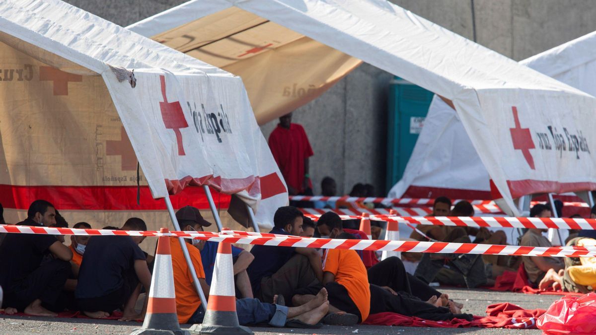 Migrantes en el muelle de Arguineguín, en una imagen captada en los primeros días de septiembre