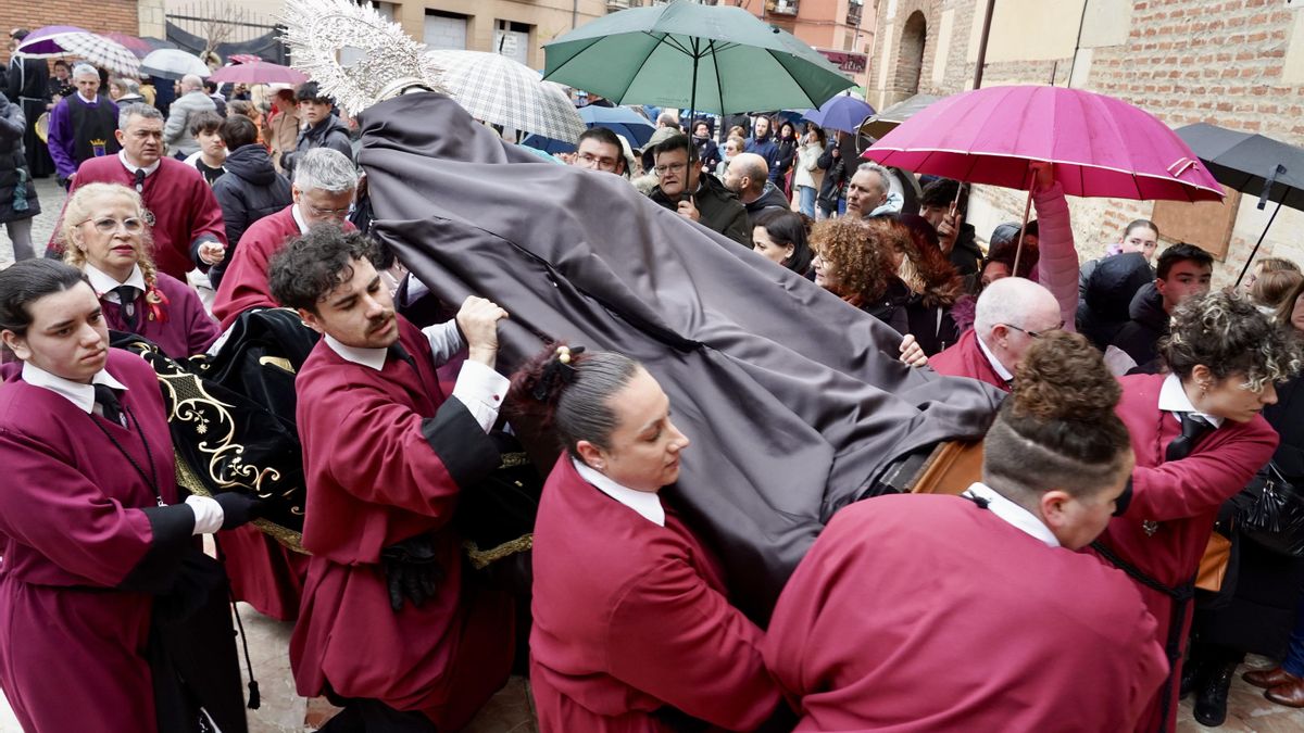 Celebración del acto del Desenclavo de Cristo tras la suspensión de la procesión organizada por la Cofradía del Santo Cristo del Desenclavo. 