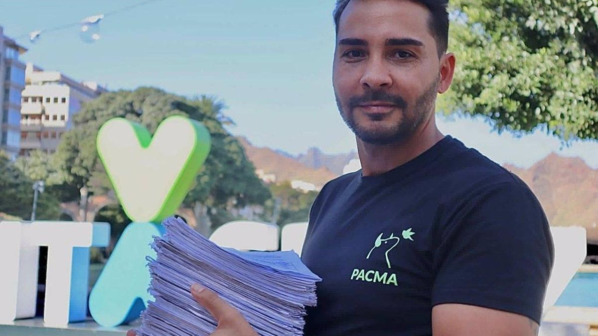 El coordinador de PACMA en Santa Cruz de Tenerife, Cristo Gil, con las firmas recogidas para regular el uso de la pirotecnia en Santa Cruz de Tenerife