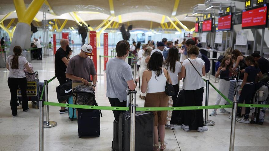 Varias personas en el Aeropuerto Adolfo Suárez Madrid-Barajas, a 31 de julio de 2026, en Madrid (España).