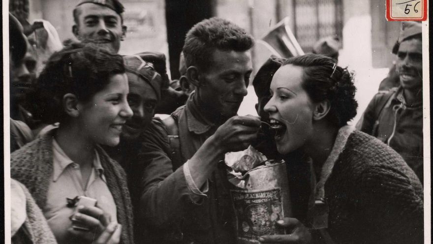 "Soldados de Intendencia dando dulces a las chicas que llevaban dos días sin comer". 16.8.37
