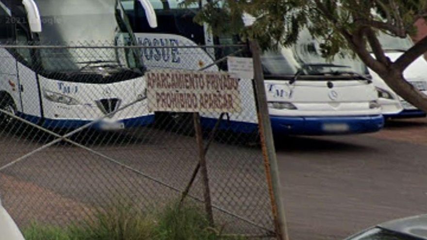 Cartel del solar en el que se puede leer "aparcamiento privado, prohibido aparcar"