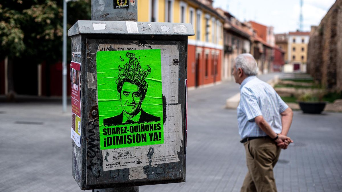 Aparecen carteles en la provincia de León que piden la dimisión de Quiñones y del Director General de Política ForestalNES ARRANZ 58.jpg