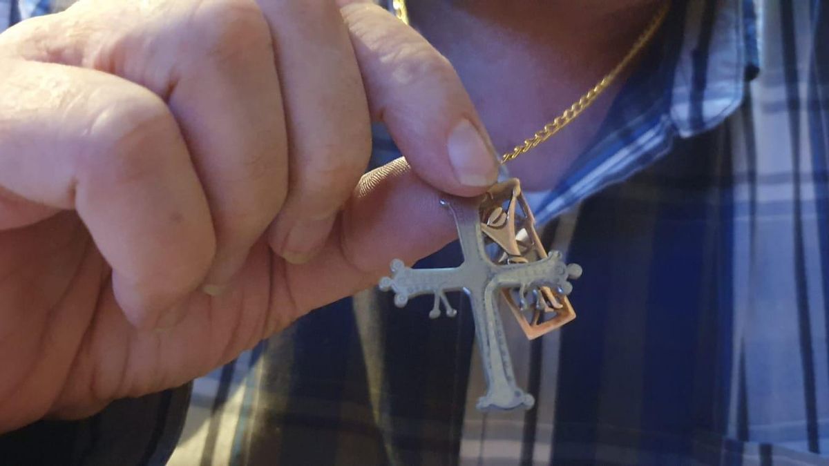 La cruz que lleva Pría en su cadena.