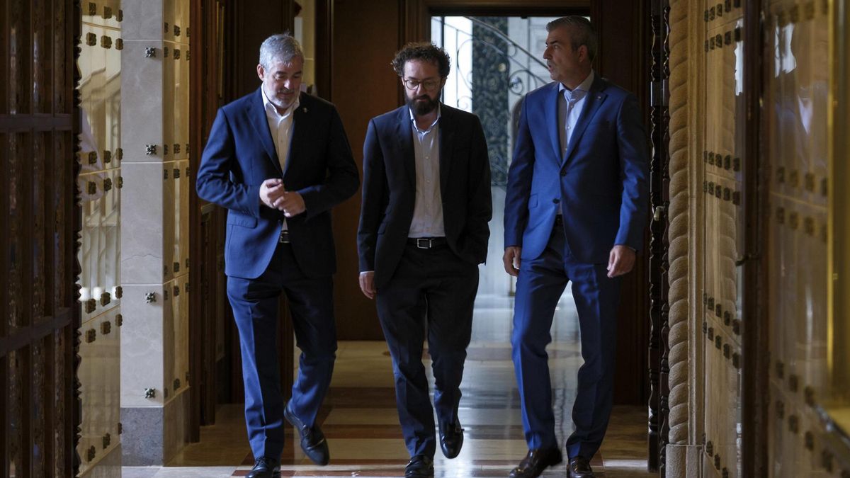 El presidente de Canarias, Fernando Clavijo (CC) (i), y su vicepresidente, Manuel Domínguez (PP) (d), conversan con el director del diario El Mundo, Joaquín Manso (c), en el foro autonómico 'La España vertebrada'.