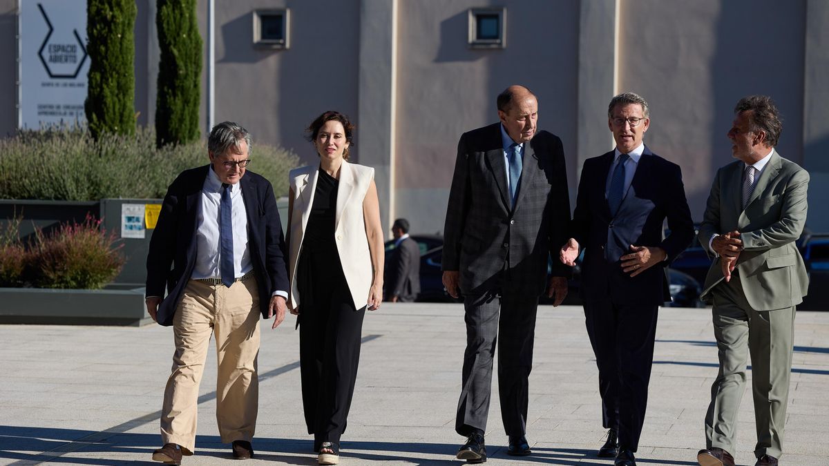 El presidente del PP, Alberto Núñez Feijóo (2d), y la presidenta de la Comunidad de Madrid, Isabel Díaz Ayuso (2i), durante un encuentro informativo organizado por el diario ‘La Razón’, a 15 de julio de 2024, en Madrid (España).