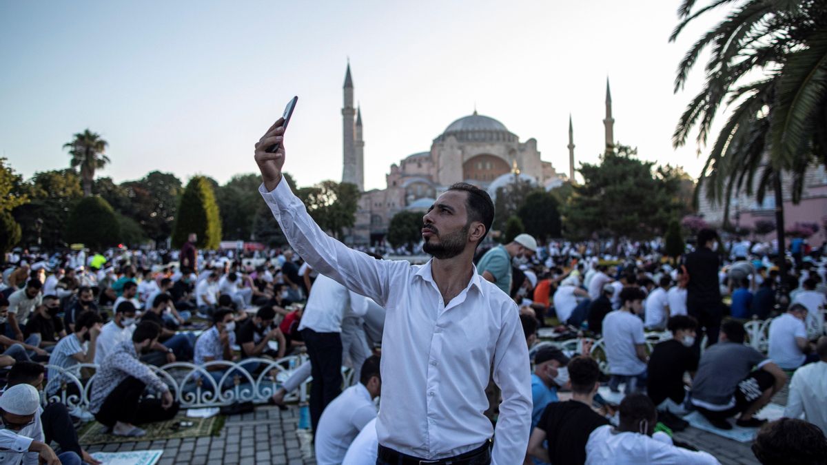 Un hombre se hace un selfie antes de los rezos del Eid al-Adha. EFE/EPA/ERDEM SAHIN