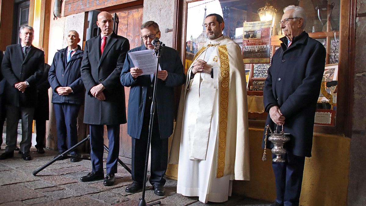 Corporación, cronista oficial y religiosos en el rezo de la Salve en la Plaza Mayor.