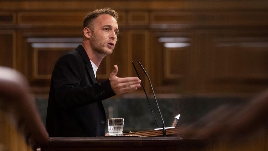 El diputado del PSOE, Arnau Ramírez, interviene en el pleno que se celebra este martes en el Congreso de los Diputados, en Madrid
