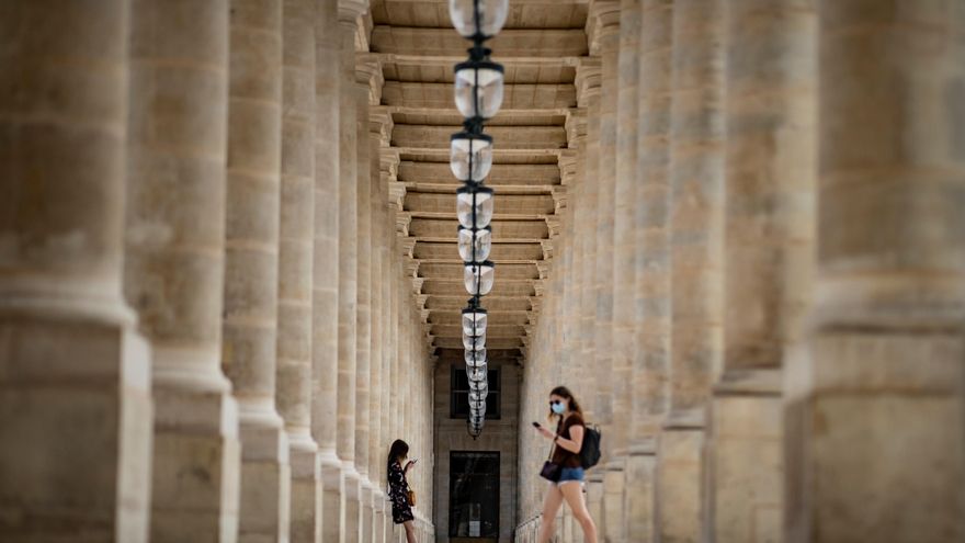 El Gobierno francés declaró este jueves otros 19 de sus 101 departamentos en "zona roja" por una mayor circulación del coronavirus, que se suman a los de París y el de Bouches du Rhône, cuya capital es Marsella, y permiten a las autoridades locales tomar medidas adicionales de restricción.