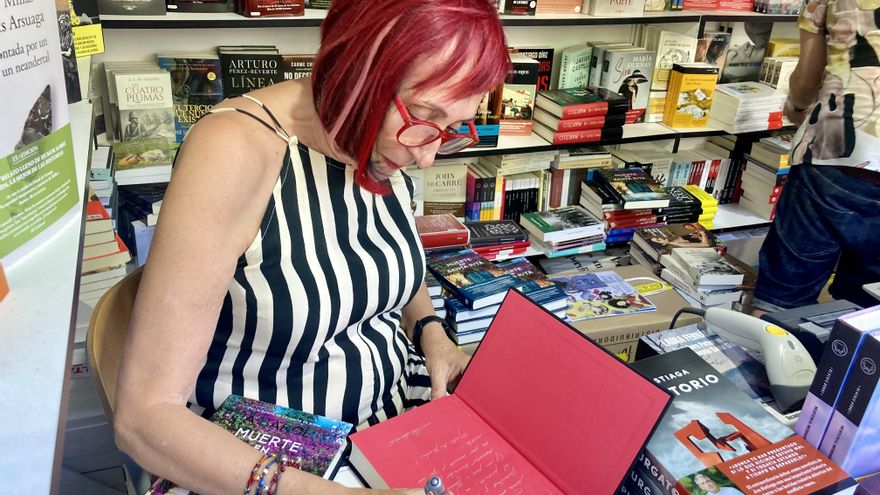 Elia Barceló, firmando plateado sobre rojo