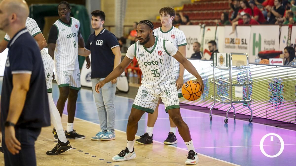 Jacques Melaine Guemeta durante el calentamiento 