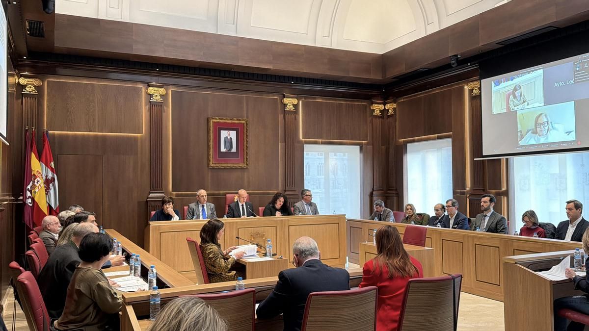 El tránsfuga de Vox permite al alcalde de León aprobar 9,4 millones extra para obras urgentes, como asfaltado, con reparo legal