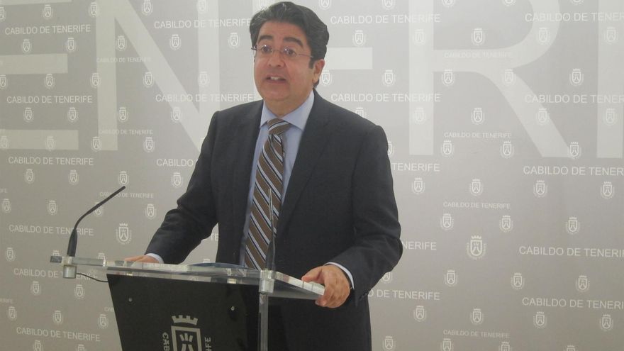 El presidente del Cabildo de Tenerife, Pedro Martín, informa sobre una ayuda de 10 millones de la Fecai para la reconstrucción de La Palma