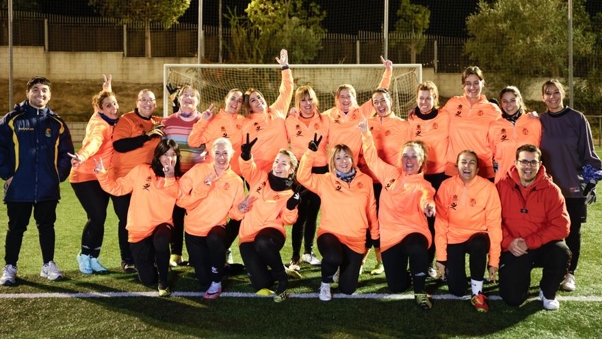 Madres de futbolistas que saltan al campo: “Con la de veces que nos ha tocado mirar, ahora jugamos nosotras”