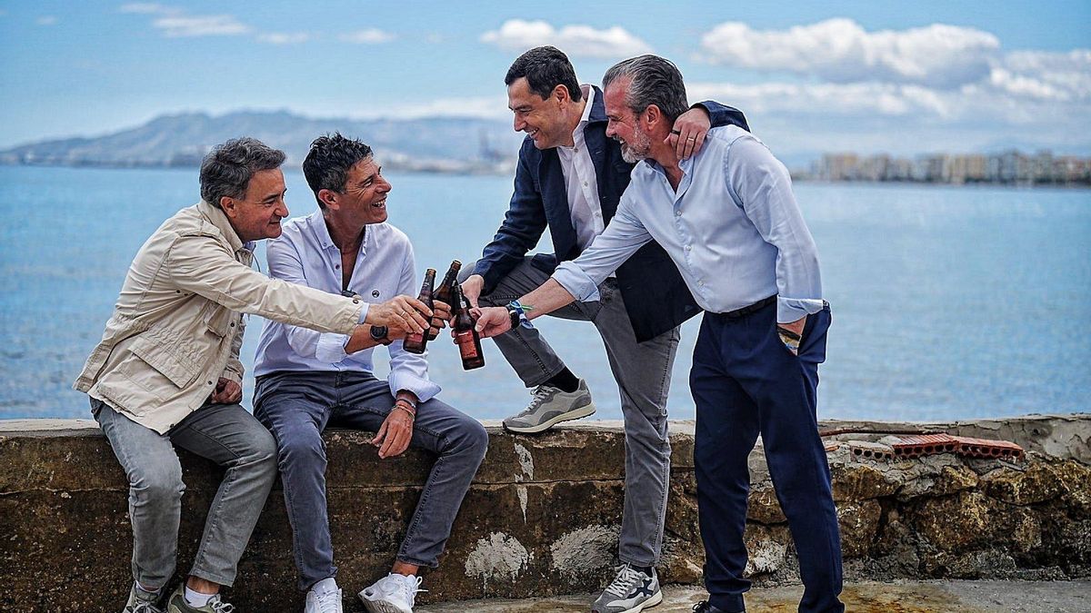 El candidato popular y presidente de la Junta, Juanma Moreno, en un pasado junto a sus amistades en Málaga, pasando el día de reflexión antes de los comicios andaluces.