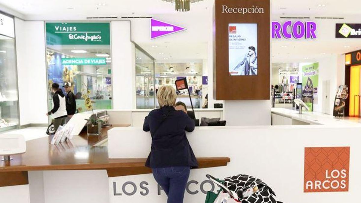 Interior del centro comercial Los Arcos, en Sevilla.