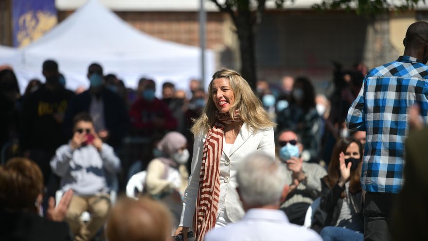 La vicepresidenta del Gobierno, Yolanda Díaz, y Serigne Mbayé (de espaldas) en el acto de Undias Podemos este sábado.