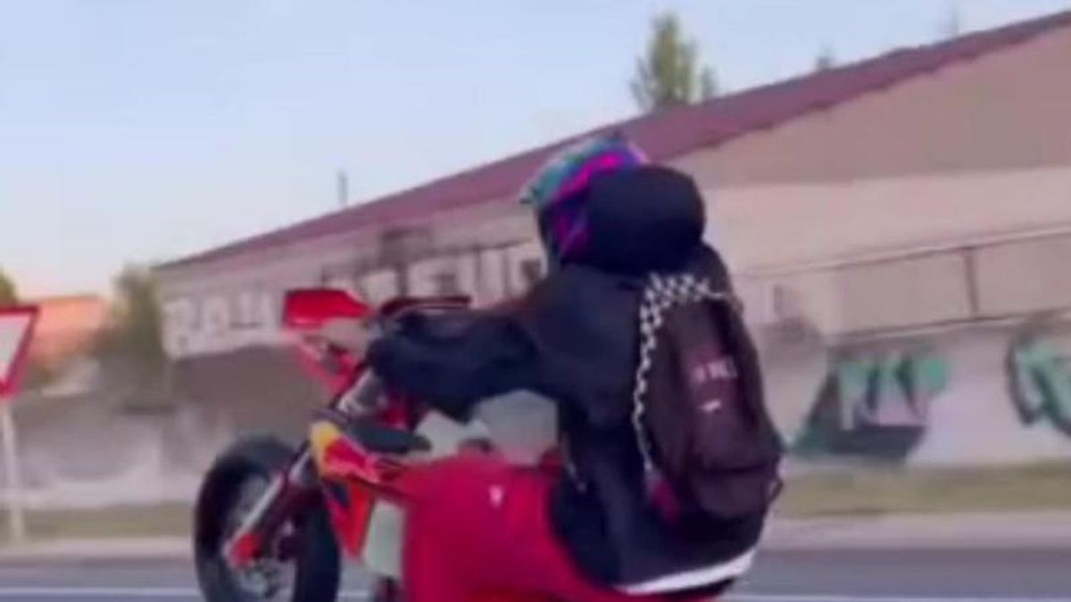 Los vídeos de redes sociales permiten identificar a un joven de 20 años que compartía sus infracciones con la moto