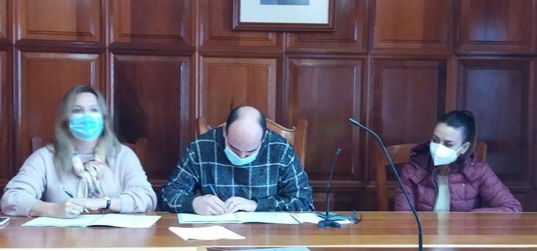 Un momento de la firma.