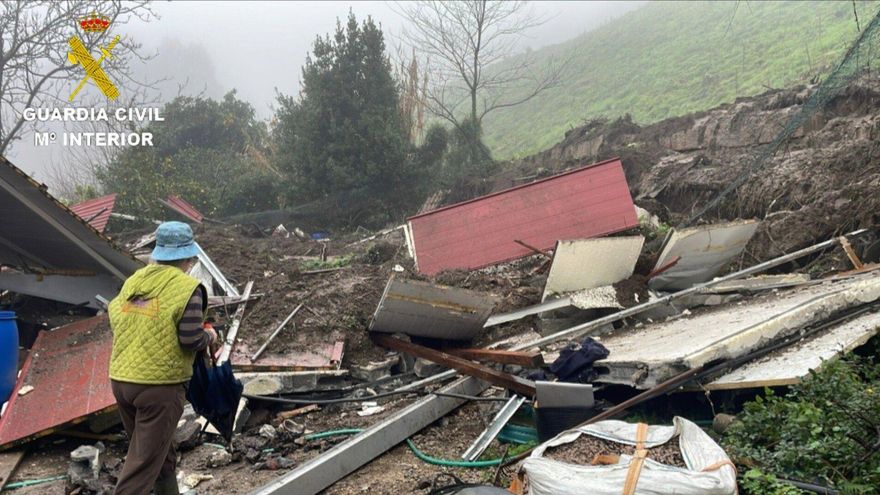 Un herido al derrumbarse sobre una casa un talud de una autovía en Pontevedra