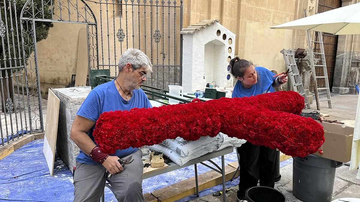 Montaje de la Cruz de Mayo de la plaza de San Hipólito