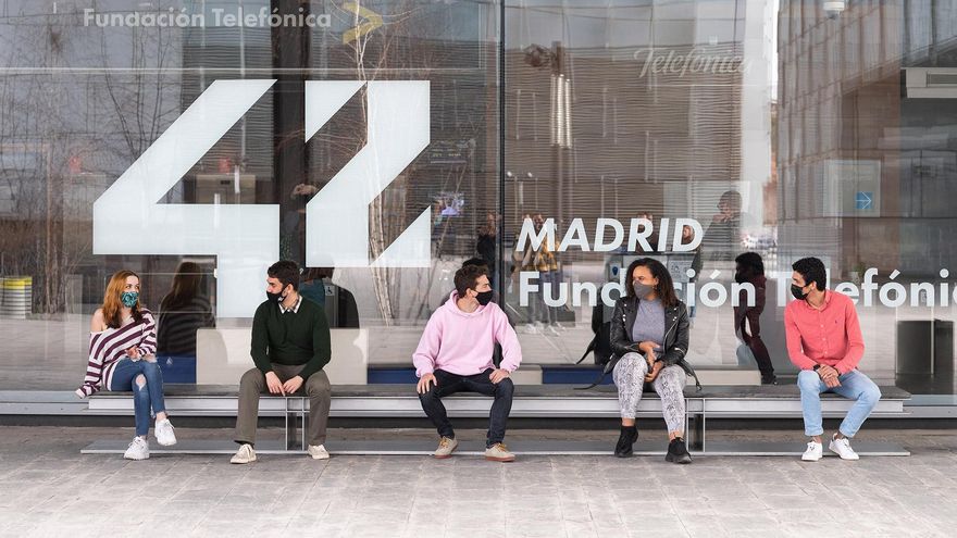 Varios estudiantes de 42, el campus gratuito para formarte en las profesiones del futuro
