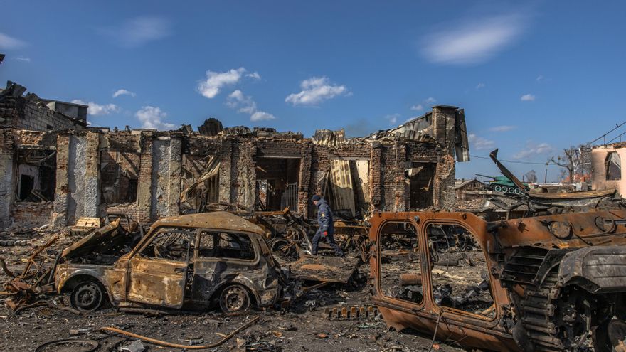 Vehículos militares rusos destruidos junto a la estación de tren  en la ciudad de Trostyanets, en la región de Sumy, recuperada por el ejército ucraniano. EFE/EPA/ROMAN PILIPEY