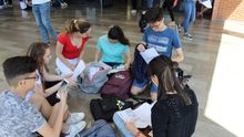 Un grupo de estudiantes revisa por última vez los apuntes.