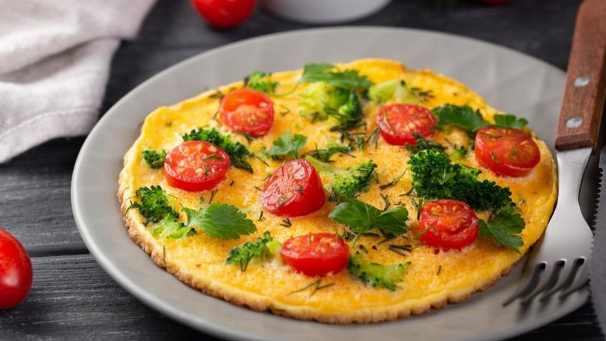 Tortilla en taza: el desayuno, merienda o cena alta en proteínas para la que solo necesitas microondas o freidora de aire