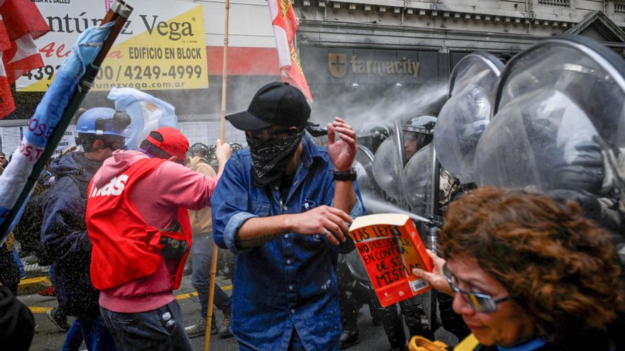 Llaman a una autoconvocatoria por la “libertad inmediata” de los detenidos durante la votación de la Ley Bases