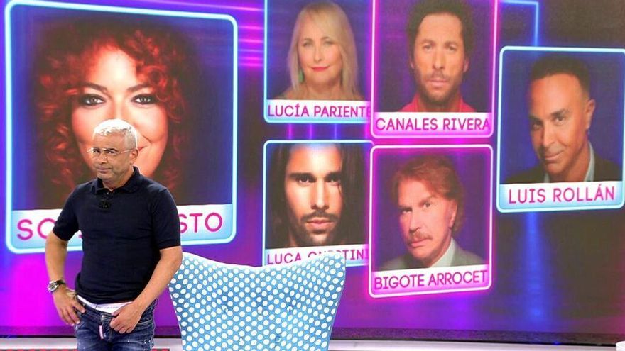 Jorge Javier Vázquez y algunos de los concursantes de 'Secret Story' de fondo