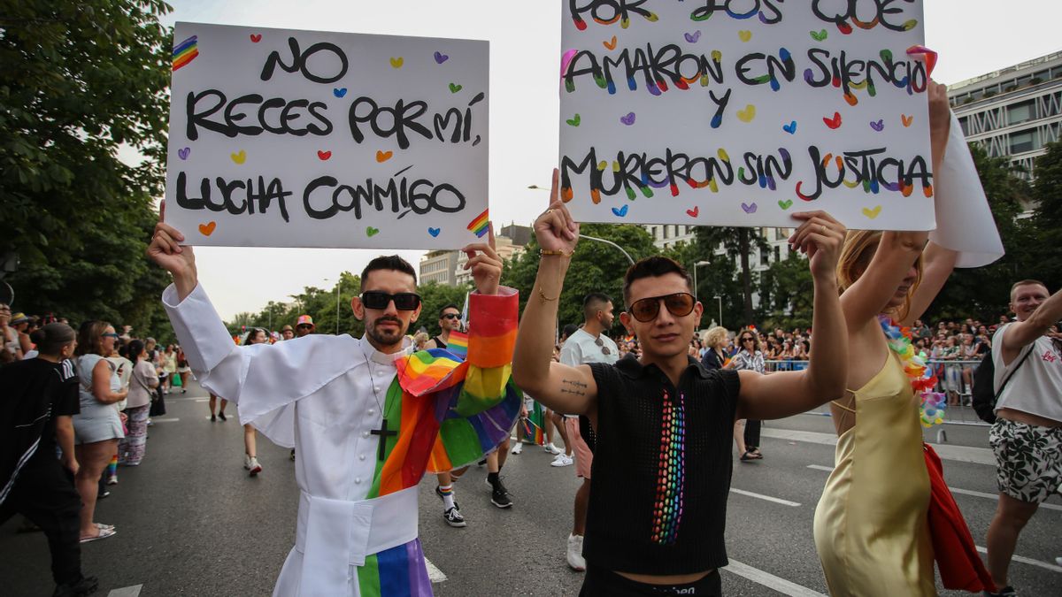 Dos personas en la manifestación del Orgullo
