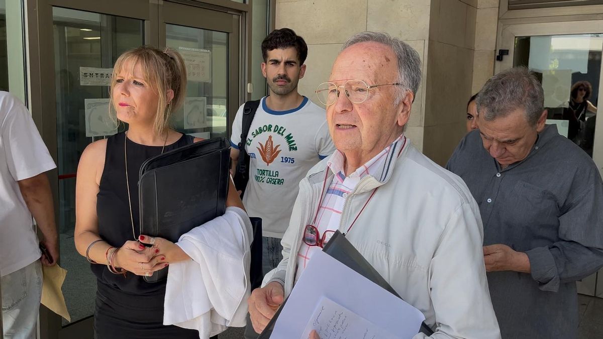 Miguel Bernad, acompañado por la abogada Diana Fernández de Vega, en el juzgado de guardia de València.