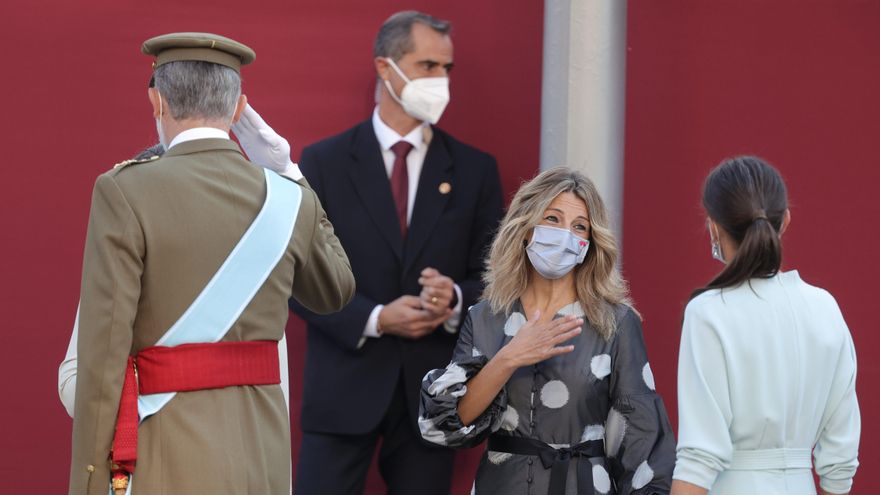 (I-D) El rey Felipe VI (izquierda y de espaldas) saluda a la presidenta del Congreso, Meritxell Batet; y la reina Letizia (derecha y de espaldas) saluda a la vicepresidenta segunda del Gobierno y ministra de Trabajo y Economía Social, Yolanda Díaz