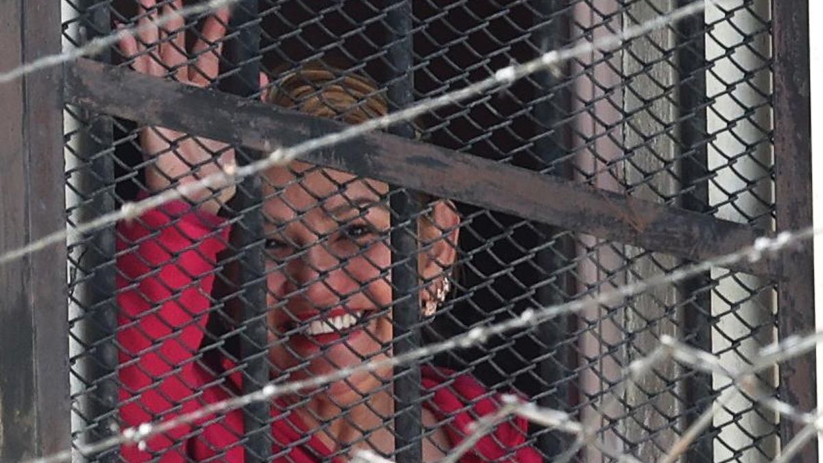 La expresidenta interina de Bolivia, Jeanine Áñez, saluda desde el Centro de Orientación Femenina de Miraflores en La Paz (Bolivia).