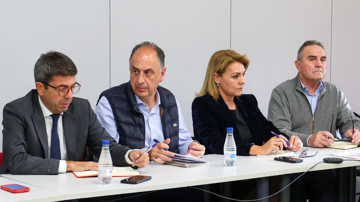 El presidente de la Generalitat, Carlos Mazón, junto a los consellers de Emergencias, la vicepresidenta primera y el vicepresidente segundo, en la reunión del Cecopi el 26 de noviembre de 2024.